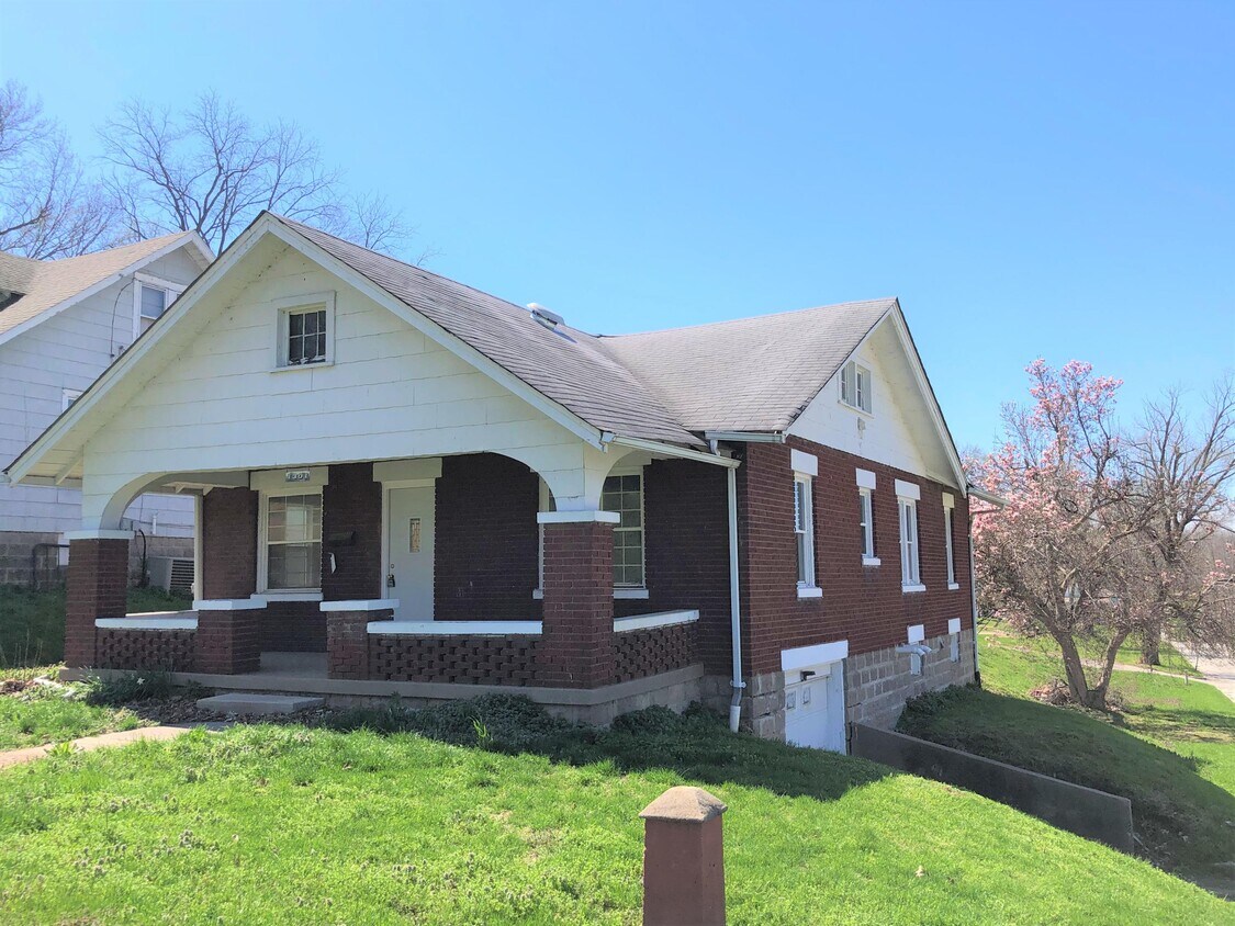 1301 Main St, Boonville, MO 65233 House Rental in Boonville, MO