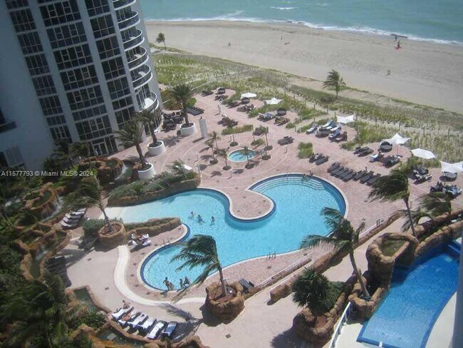 Foto del edificio - 18101 Collins Ave