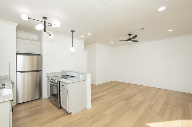 Building Photo - 1137 N Leverett Ave