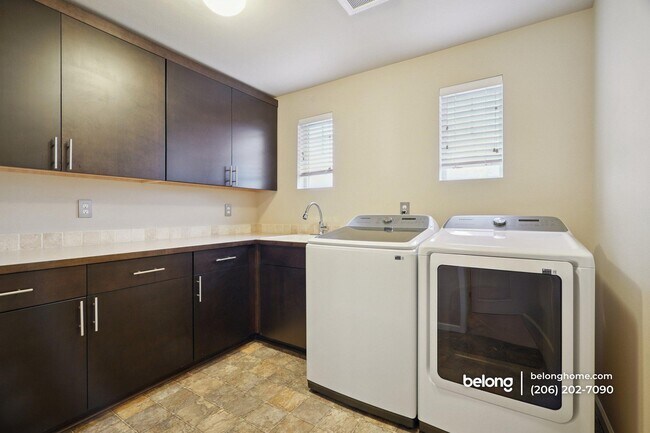 Foto del edificio - 16112-16181 81 Ave E