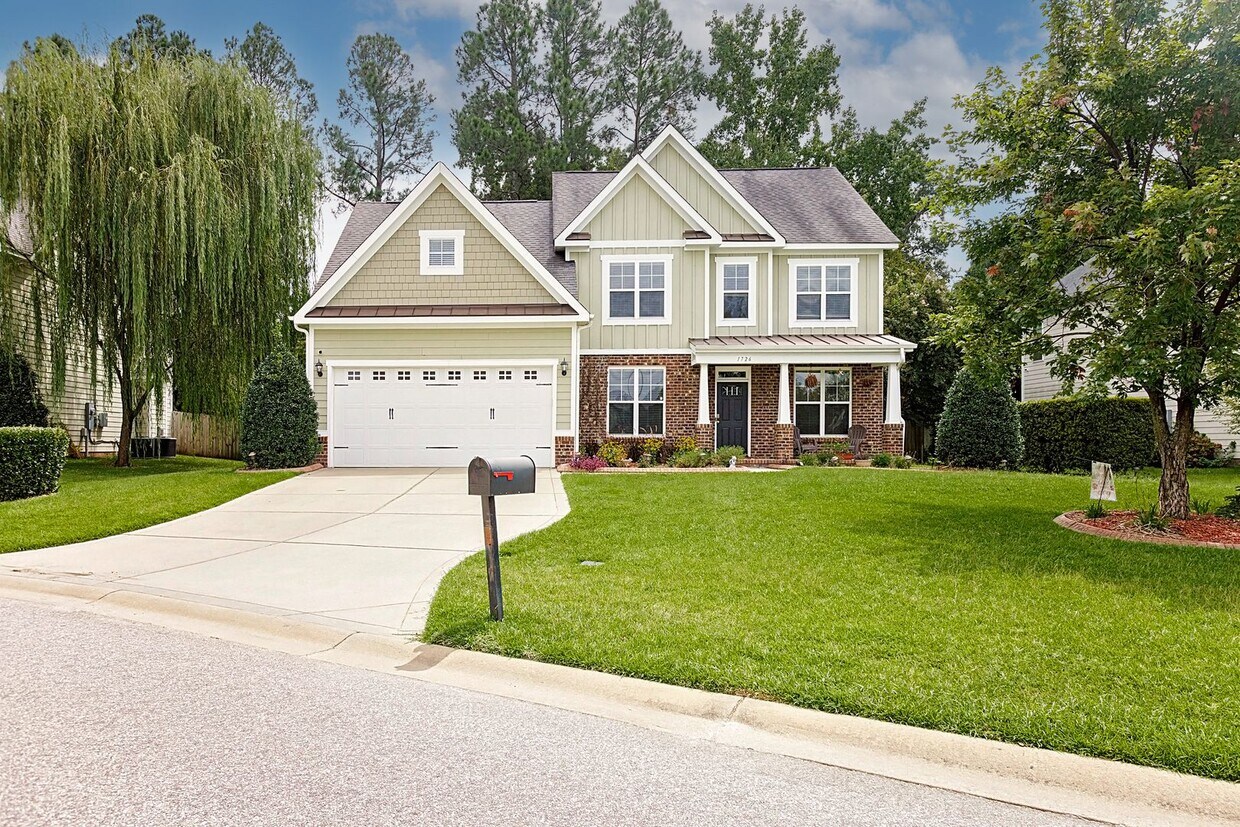 Foto principal - Lovely 4 Br/3.5 Bath Home Over 3000 Sq.Ft.
