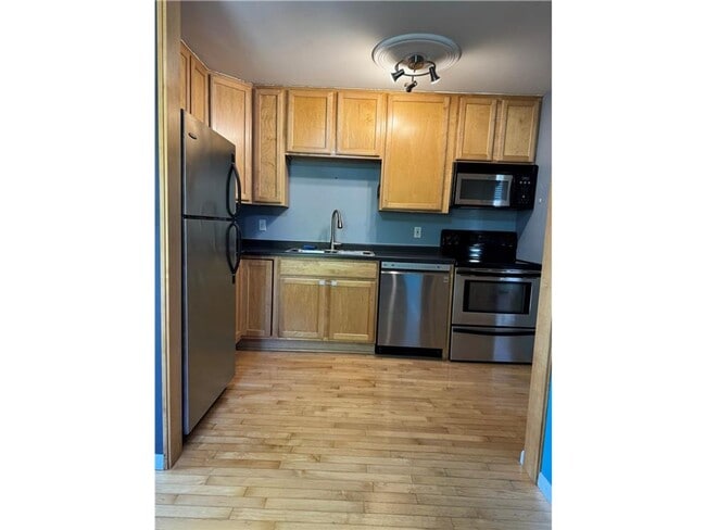 Building Photo - Bright, Stylish Corner 2 Bedroom Unit in an Awesome Location!