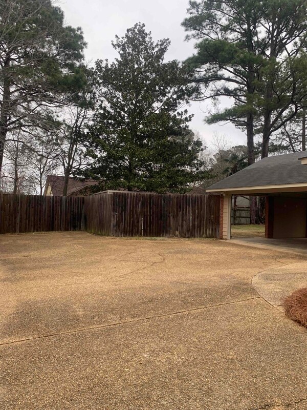 Building Photo - 579 Dogwood Point
