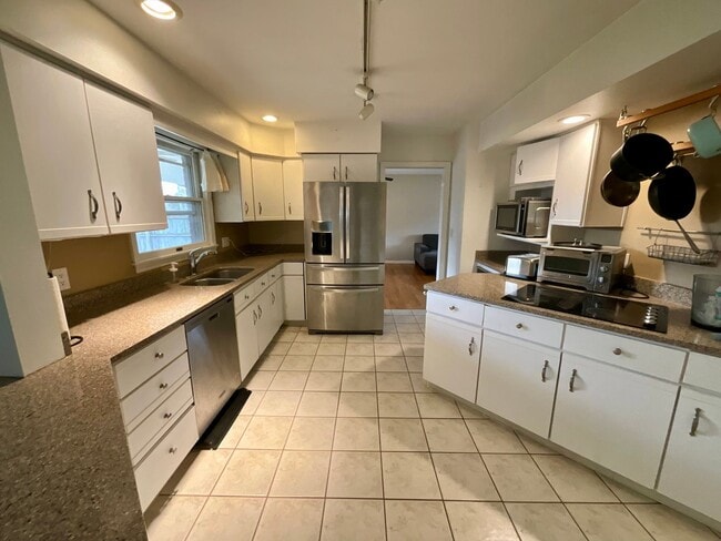 Building Photo - 3-bedroom, 3 bathroom, 12-month rental