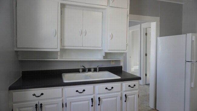 Building Photo - 417 Pettibone NW