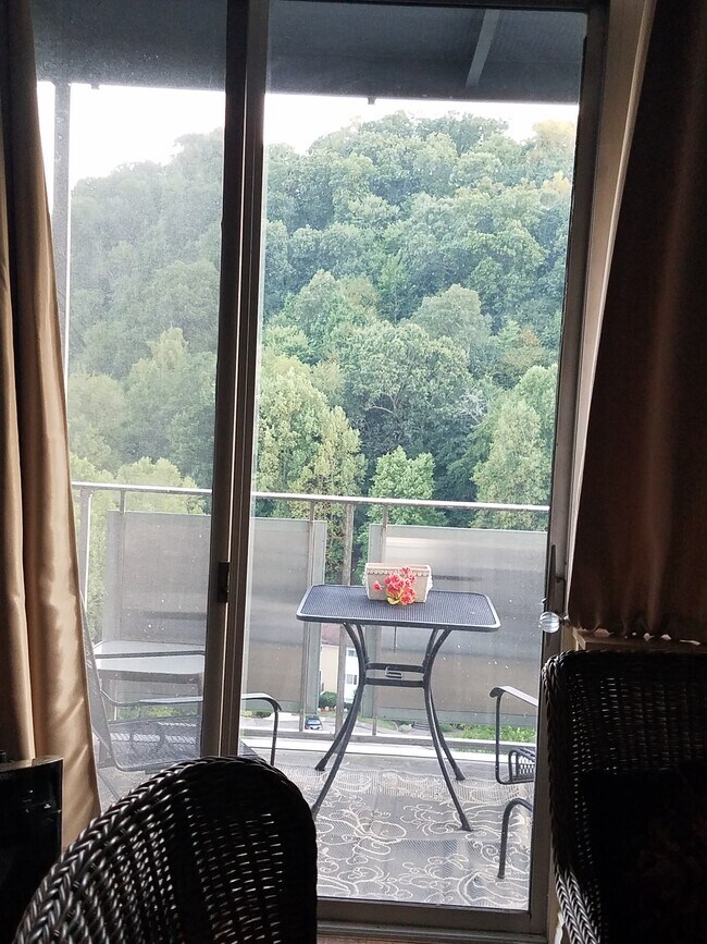 balcony - 1800 Roundhill Rd