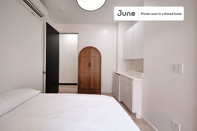 Building Photo - Private bedroom in 4 bed/4 bath Home