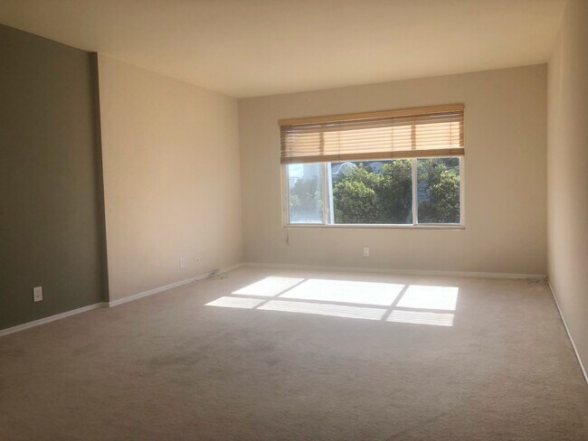 Living room - 1464 Grove St