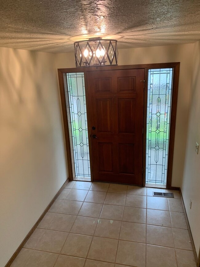 Foto del edificio - Updated Timberhill Home on Wisteria