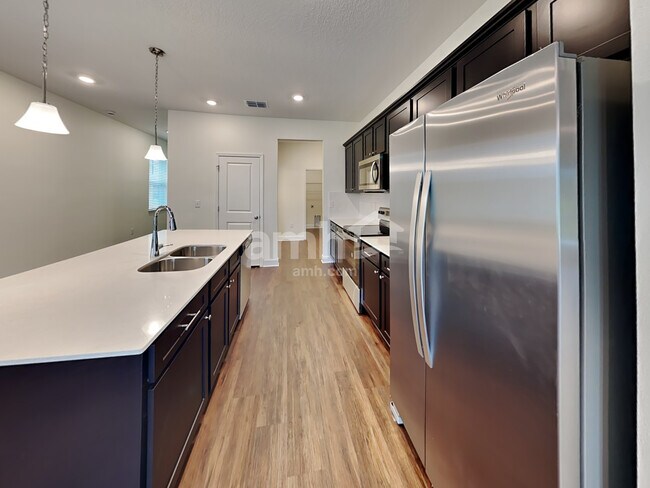 Foto del edificio - 1020 Island Pond Dr