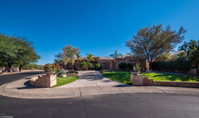 Building Photo - Beautiful Single Story 4 Bedroom with Huge Yard and Pool in Stonegate