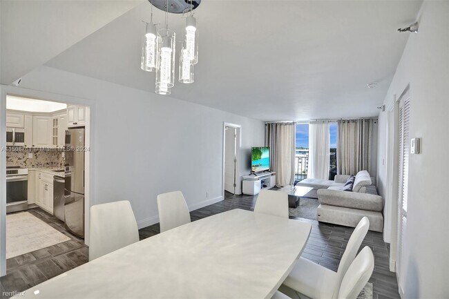 Foto del edificio - 2 br, 2 bath Condo - 290 174th St Apt 707