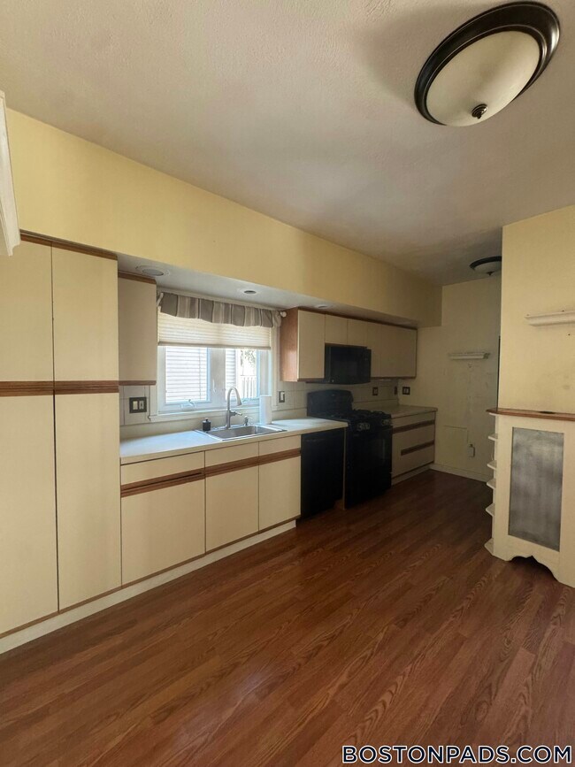 Building Photo - 46 Bromfield Rd