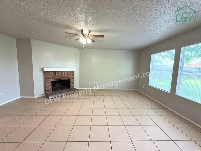 Foto del edificio - Spacious 4-Bedroom Home with Fireplace & Large Backyard in SW Fort Worth