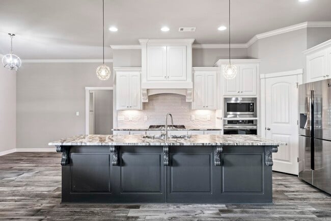 Building Photo - 9541 Oak Forest Ln