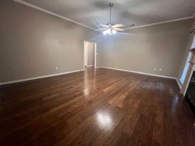Building Photo - 6409 Twin Oaks Dr