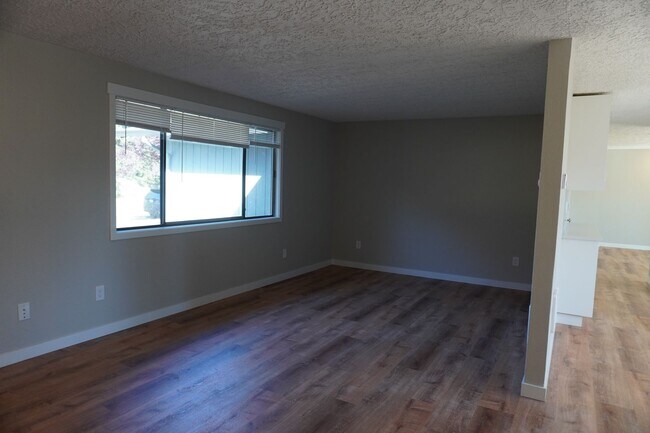 Building Photo - 2909 NE 135th Ave