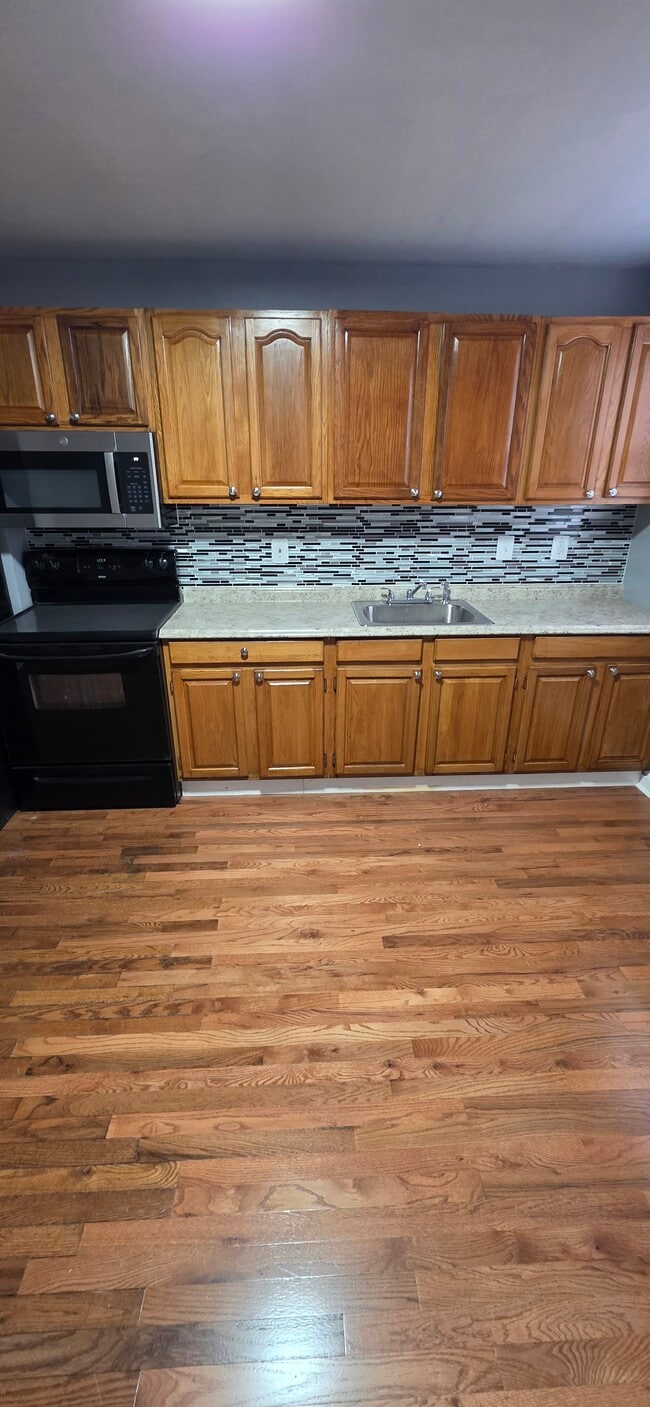 Building Photo - 604 N Dukeland St