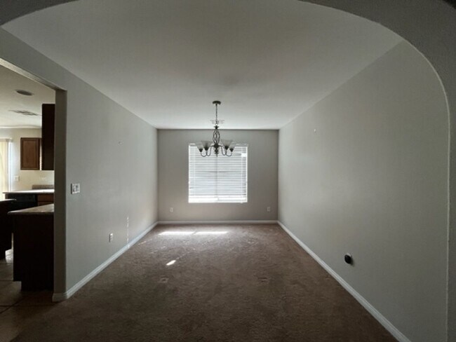 Foto del edificio - Welcome to this stunning 3-story home loca...