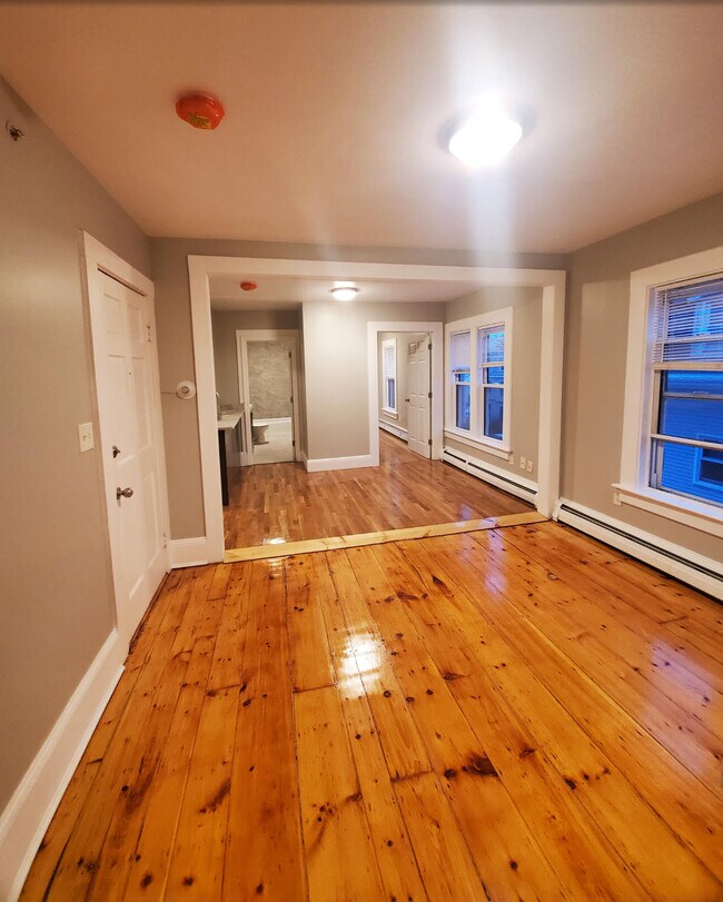 Building Photo - 59 Elm St