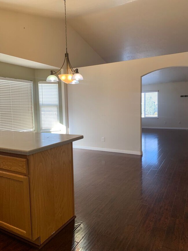 Building Photo - Deposit Moves You In! 3 Bed 2.75 Bath Home...