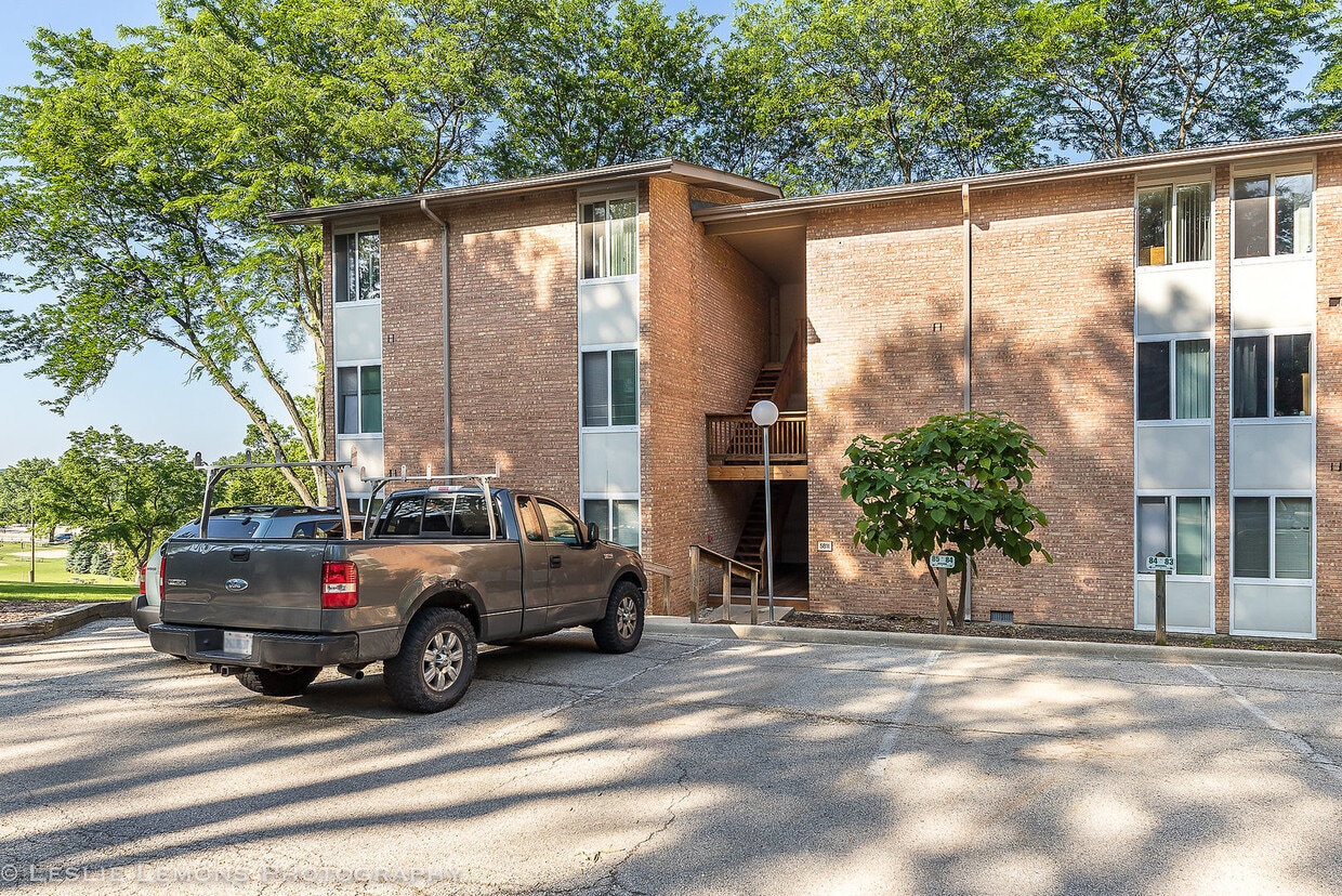 5811 Oakwood Dr Unit D, Lisle, IL 60532 Condo for Rent in Lisle, IL