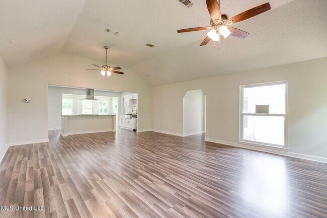 Building Photo - 6535 Lakeshore Rd