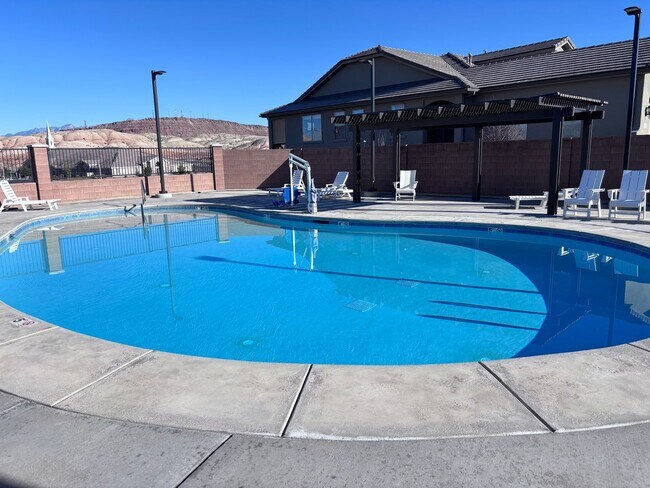 Foto del edificio - new single story 4 bed 3 bath with 3 car garage and community swimming pool