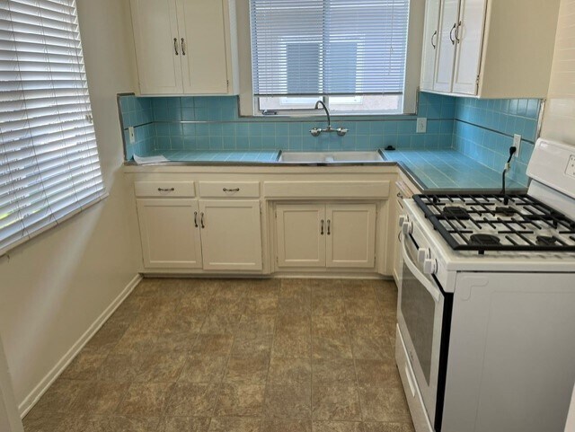 37-D Kitchen - 3137 S Barrington Ave