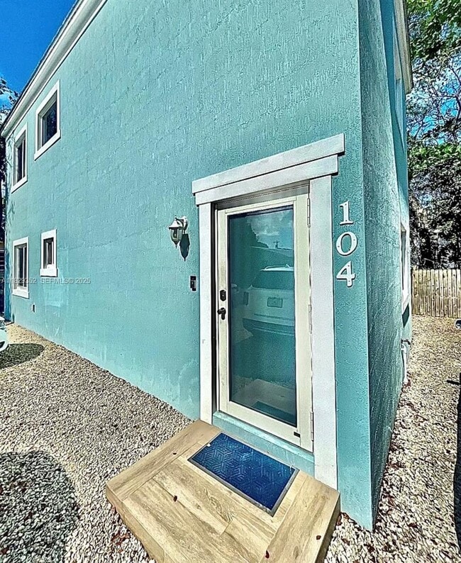 Building Photo - 104 Poinciana Dr