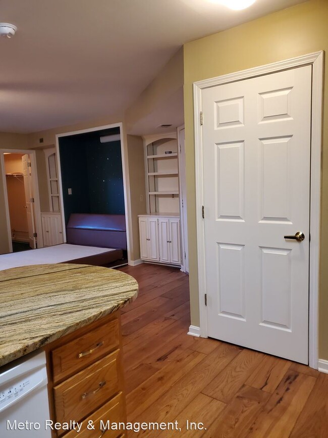 Building Photo - 1 br, 1 bath House - 2726 Hollywood Ter #103
