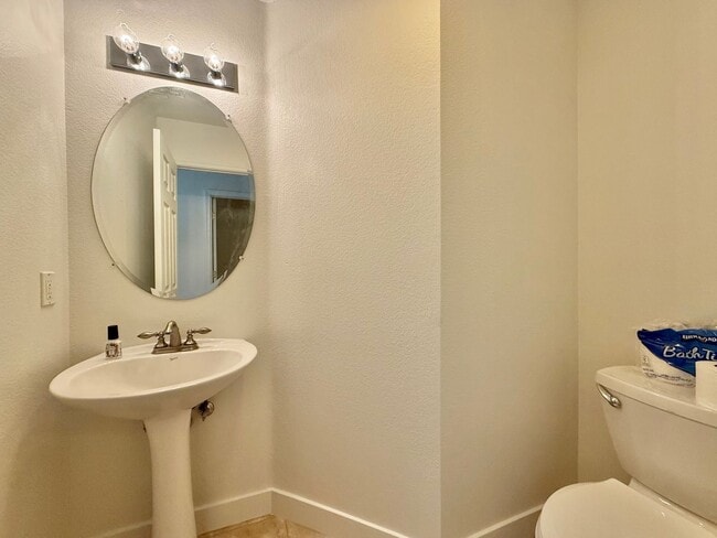 Building Photo - 4 Bedroom Home in Hollister