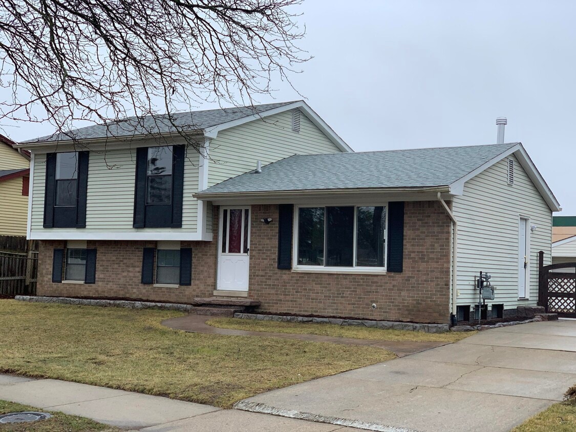 Primary Photo - 41427 Larimore Ln