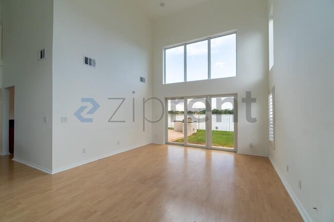 Building Photo - Unit