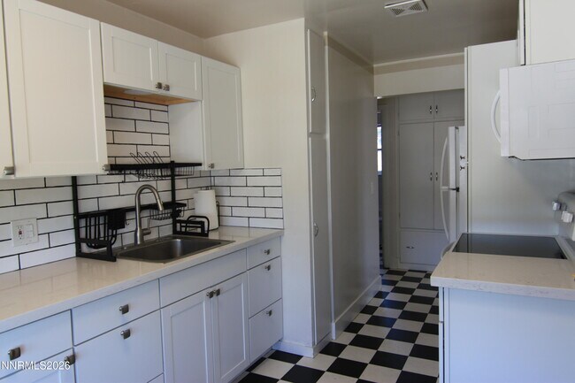 Foto del edificio - 1070 Kirman Ave
