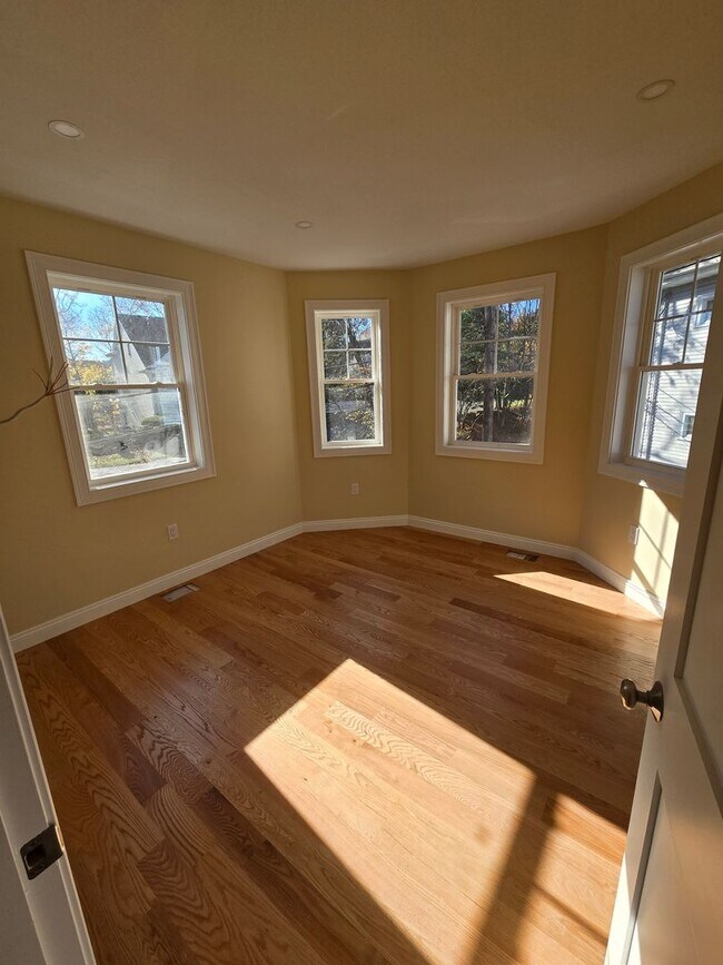 Building Photo - 3bed/3 bath in Brighton