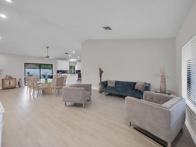 Foto del edificio - 1598 SW 19th St