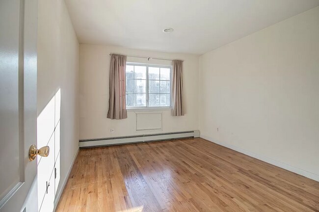 Foto del edificio - Large 3BR, 2 baths - Upper Ditmars