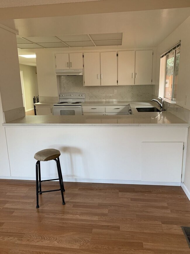 Building Photo - 4 Bedroom 2 Bath South San Francisco
