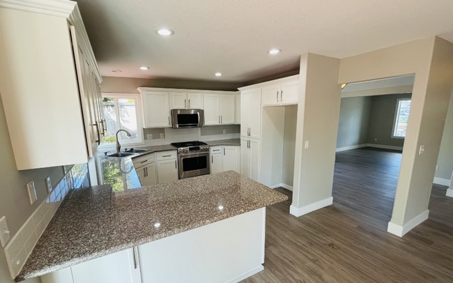Building Photo - Spacious 4bd/2.5ba Home w/ Potential 5th B...