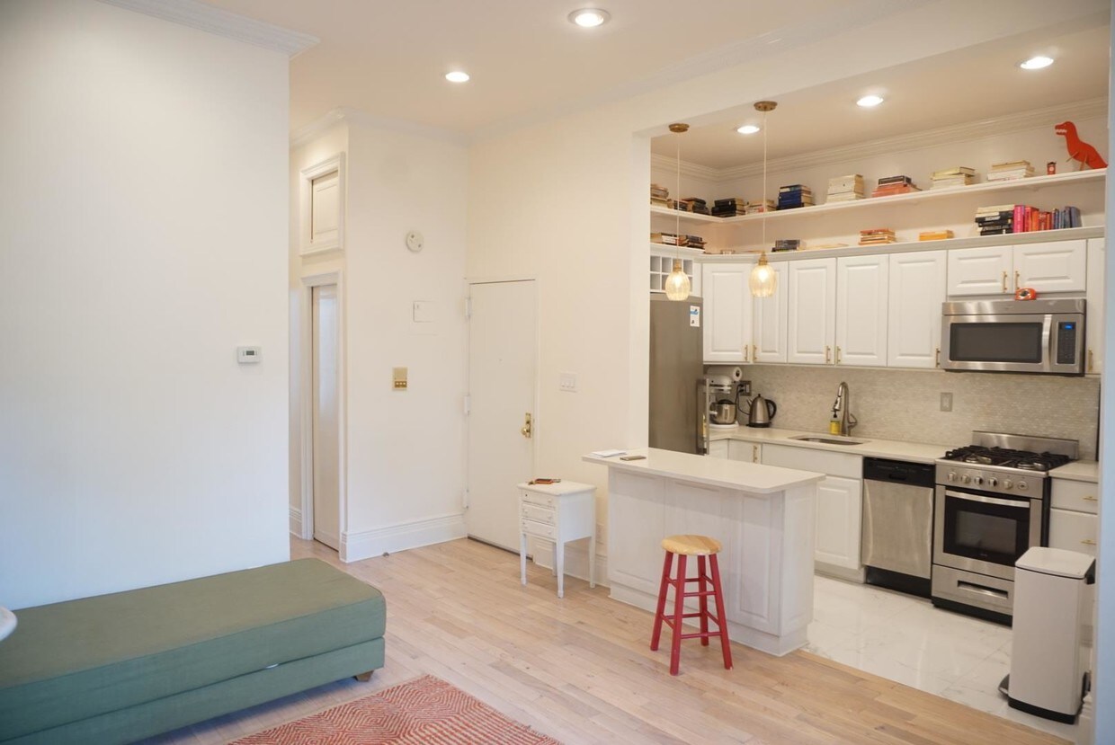 Building Photo - 135 Saint James Pl