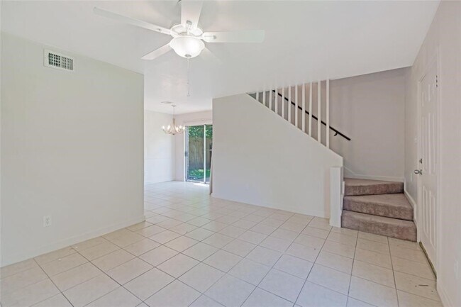 Foto del edificio - 9221 Vogue Ln