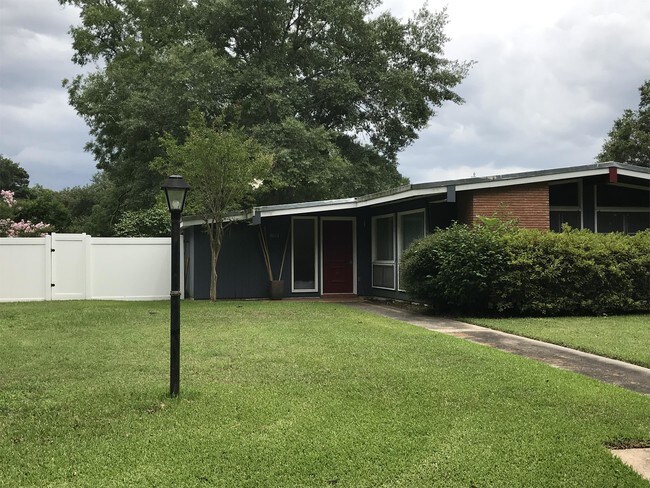 Foto del edificio - 3014 Lakeshore Dr