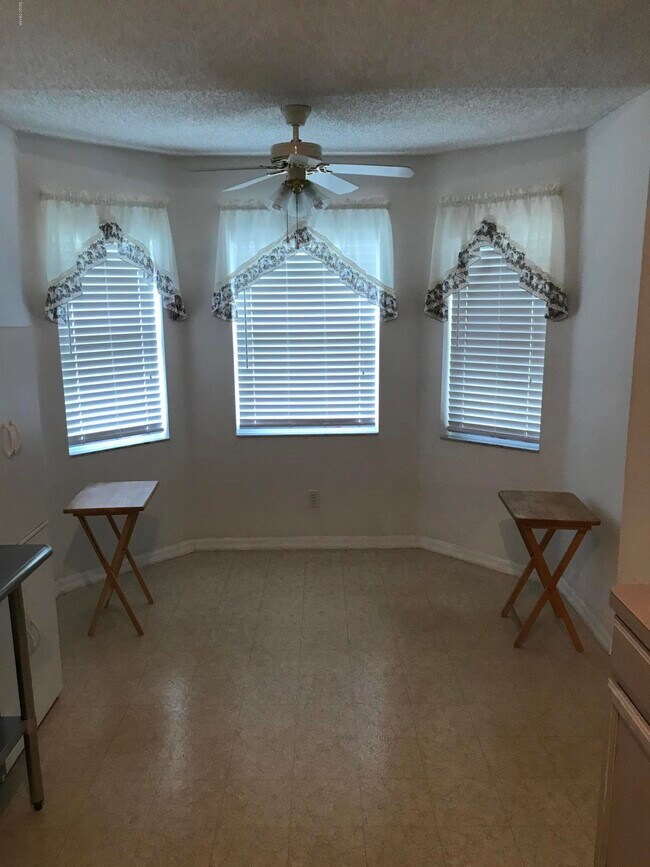 Building Photo - 3027 Pine Tree Dr
