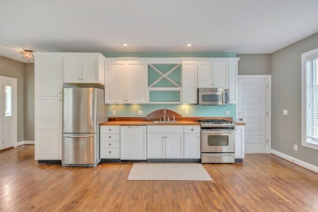 Building Photo - 2 Bedroom House with Attached Garage in Earlysville