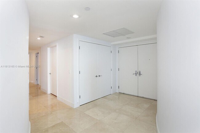 Building Photo - 17001 Collins Ave