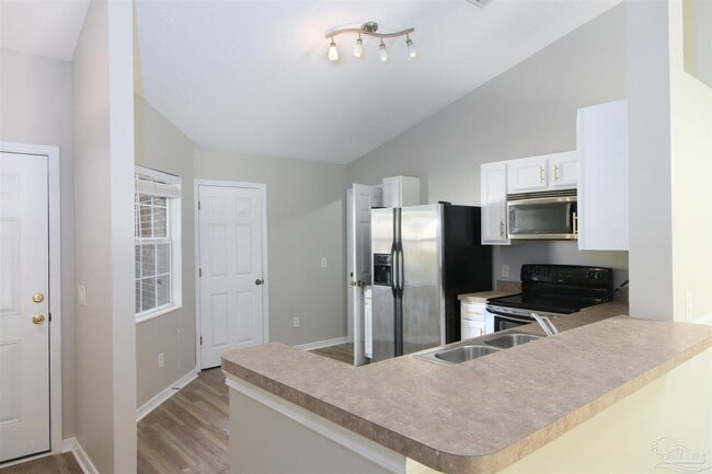 Building Photo - 609 Saleta St