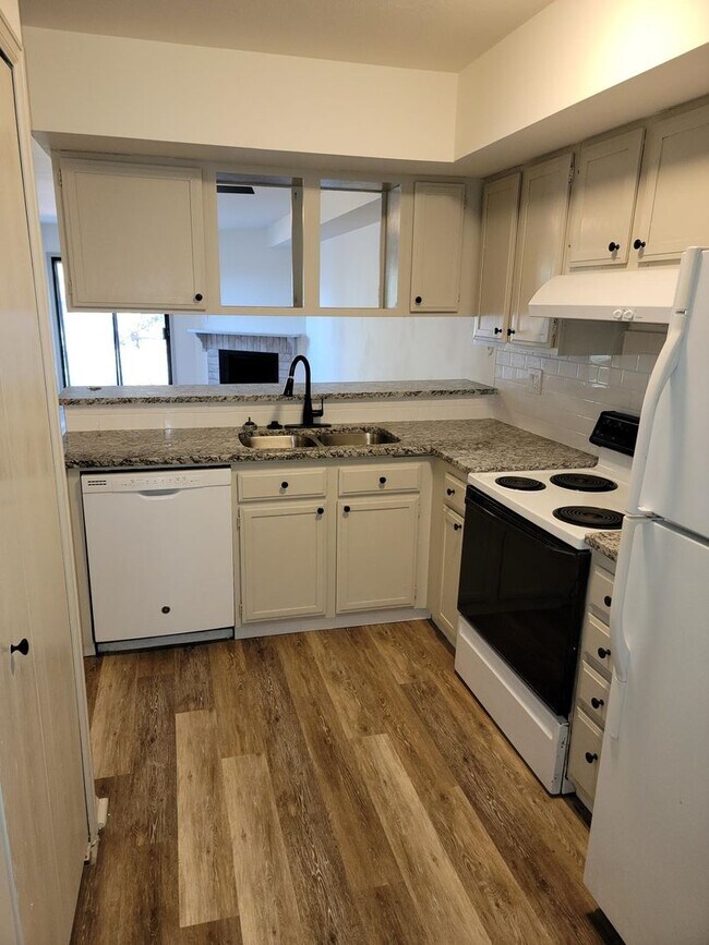 Foto del edificio - Stunning Mountain Views with Private Garage! 2 Bed/1.5 Bath Townhouse! Coming Late April!