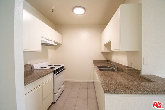 Building Photo - 6633 Yucca St