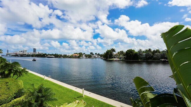 Building Photo - 20191 E Country Club Dr